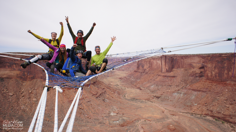 Illustration for article titled Guys hang huge hammock in the middle of 400-foot-high canyon void